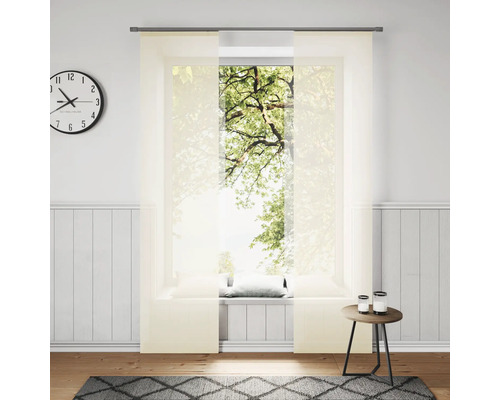 Woonkamer met schuifpaneel, klok, vloerkleed en bijzettafel