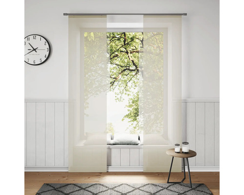 Lichte kamer met paneelgordijnen, klok en vloerkleed