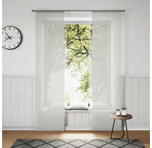 Lichte kamer met schuifgordijnen, klok en decoratie