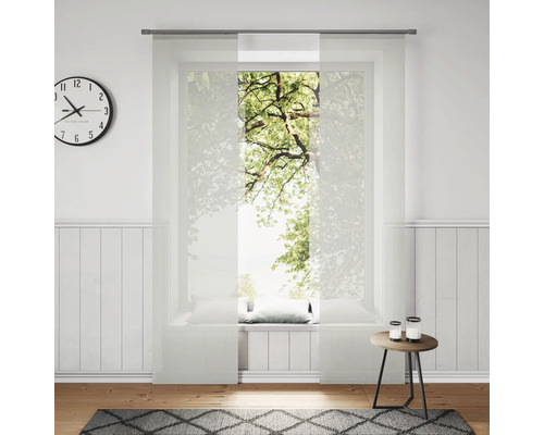 Lichte kamer met schuifgordijnen, klok en decoratie