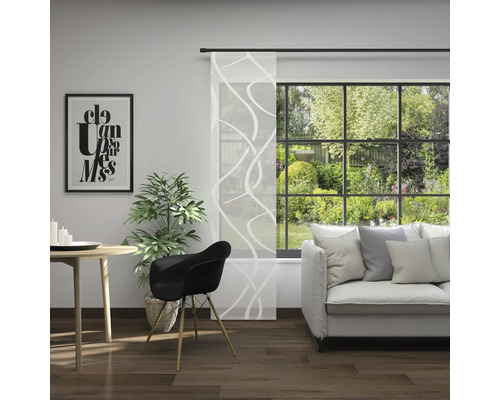 Woonkamer met schuifpaneel, tafel, stoel en bank