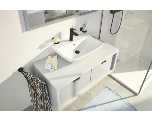 Moderne badkamer met wastafel, onderkast en kraan