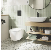 Moderne badkamer met hangtoilet, wastafel en opbergplanken