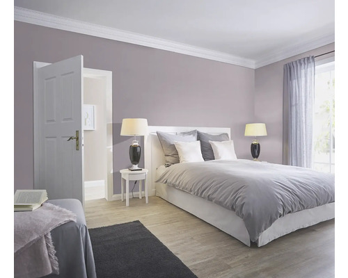 Slaapkamer met bed, nachtkastjes, lampen en open deur