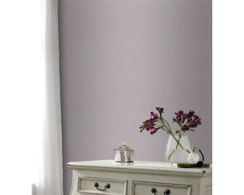 Decoratieve kamer met patroonbehang op de muur, ladekast, bloemenvaas en gordijn voor het raam.