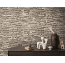 Woonkamer met steenbehang en decoratieve elementen op een dressoir