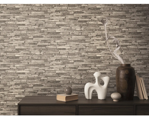 Woonkamer met steenbehang en decoratieve elementen op een dressoir