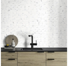 Keukenscène met mozaïektegelwand, gootsteen en onderkast