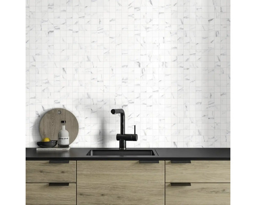 Keukenscène met mozaïektegelwand, gootsteen en onderkast