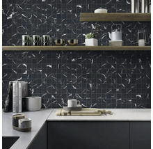 Keukenscène met mozaïektegels in marmerlook op de muur, planken en keukengerei