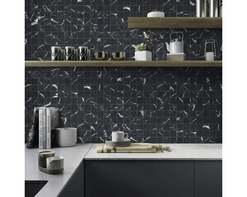 Keukenscène met mozaïektegels in marmerlook op de muur, planken en keukengerei