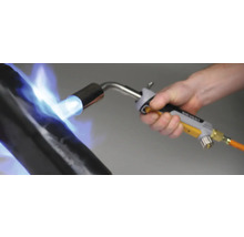 Hand houdt een dakbrander met vlam vast.