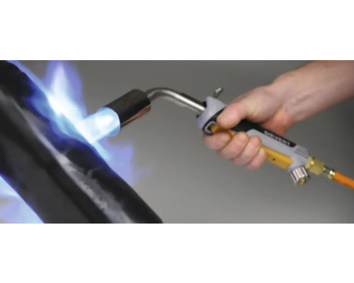 Hand houdt een dakbrander met vlam vast.