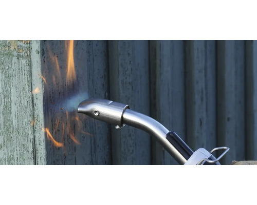 Flammenwerper die een houten oppervlak flambeert