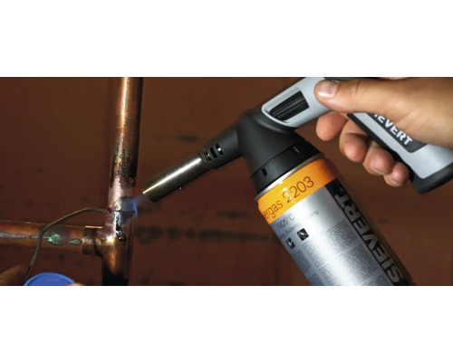 Soldeerbout tijdens het solderen van koperen buizen.