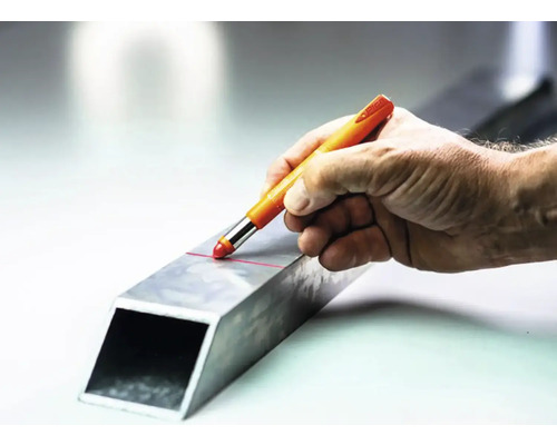 Hand die met een stift een lijn trekt op een metalen buis.