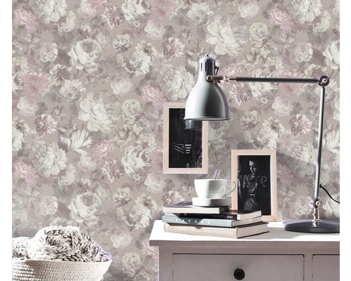 Kamer met bloemenbehang, bureau en lamp