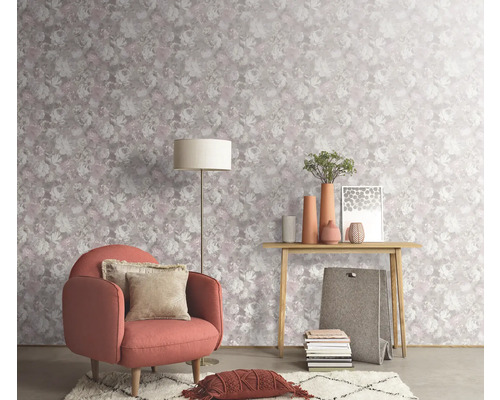 Decoratieve kamer met bloemetjesbehang, fauteuil, vloerlamp en houten tafel