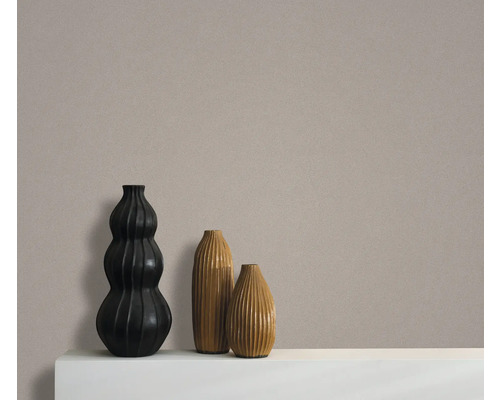 Decoratieve vazen in verschillende vormen en maten op een plank.