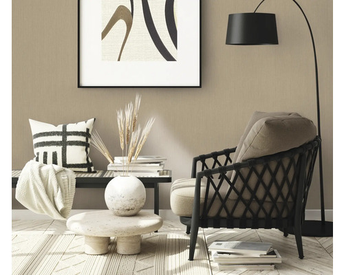 Inrichtingsscène met fauteuil, vloerlamp, salontafel en decoratieve elementen in een woonkamer