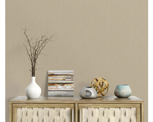 Decoratief behang met fijne verticale textuur op de muur.