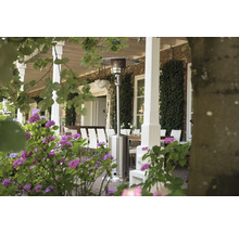 Terras met terrasverwarmer, tafel en stoelen