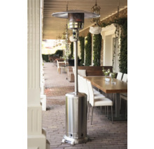 Terrasverwarmer van staal op een terras met tafel en stoelen