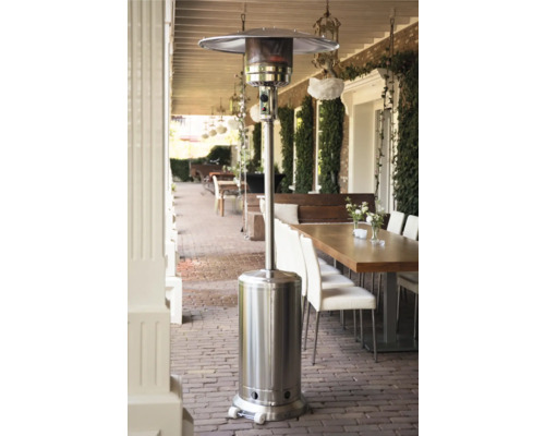 Terrasverwarmer van staal op een terras met tafel en stoelen
