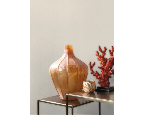 Decoratieve opstelling met vaas, theelichthouder en koraal op een tafel