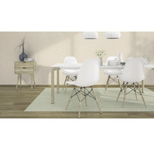Lichte eetkamer met eettafel, witte stoelen en dressoir