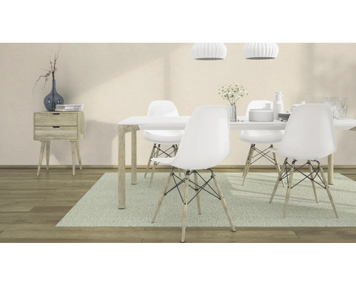 Lichte eetkamer met eettafel, witte stoelen en dressoir