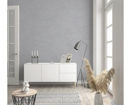 Woonkamer met grijs behang, wit dressoir en decoraties