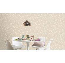 Scene met een bloemenbehang en een eettafel met stoelen