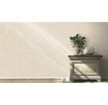 Woonkamer met patroonbehang en dressoir met decoratie