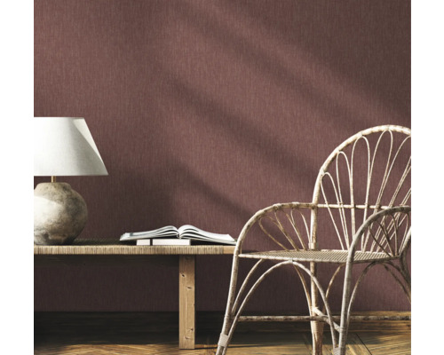 Decoratief interieur met textielbehang, lamp, tafel en rotan stoel voor kamerdecoratie