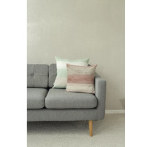 Grijze bank met twee decoratieve kussens