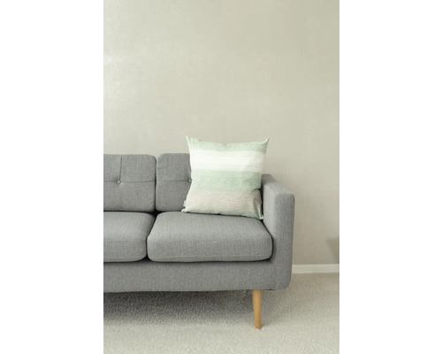 Grijze bank met decoratief kussen