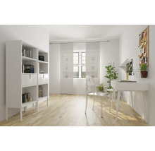 Lichte studeerkamer met bureau, stoel, boekenkast en decoraties