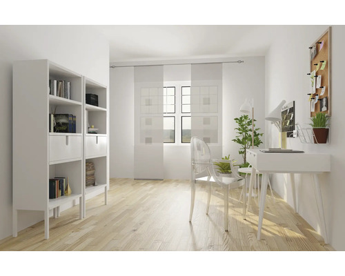 Lichte studeerkamer met bureau, stoel, boekenkast en decoraties