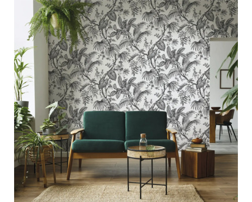 Woonkamer met junglebehang, bank en planten