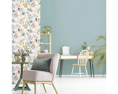Interieur met bloemenbehang, bureau en fauteuil voor een gezellige sfeer