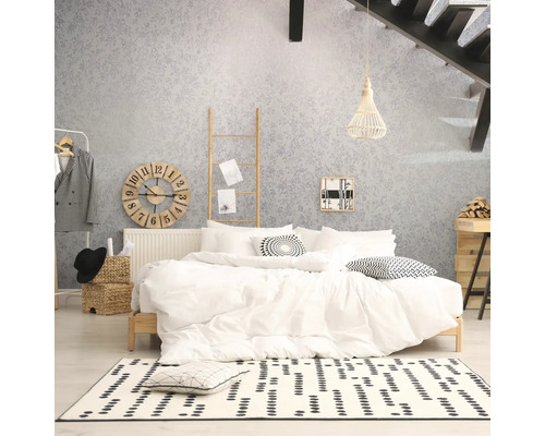 Slaapkamer met bed, ladder, klok en decoratie in helder en georganiseerd ontwerp.