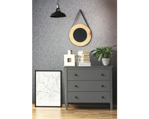 Scène met grijs dressoir, decoratieve artikelen erop, een ingelijste foto eronder, een lamp en een spiegel aan de muur erboven