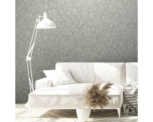 Lichte kamer met bank, staande lamp en behang met bloemmotief