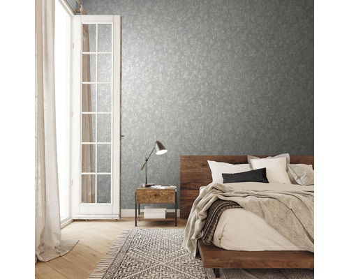 Slaapkamer met patroonbehang, houten bed en nachtkastlamp