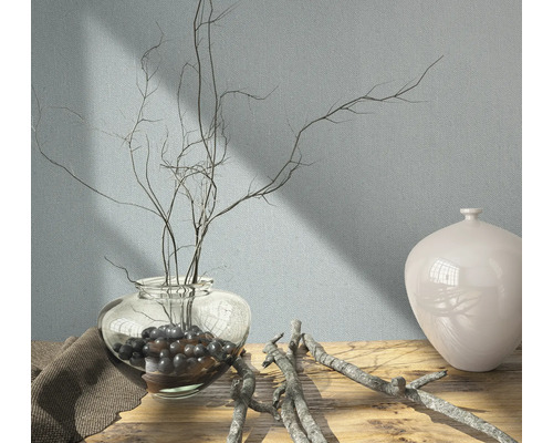 Decoratieve scène met vaas, takken en textielbehang