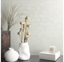 Decoratief interieur met vazen, droogbloemen, boek en kaars voor een muur met een letterpatroon