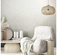 Woonkamer met fauteuil, lamp en decoratie