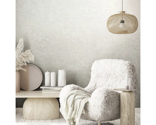 Woonkamer met fauteuil, lamp en decoratie