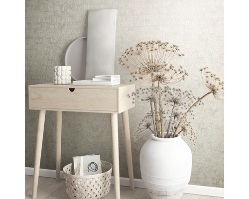 Decoratieve kamerambiance met console, mand, vaas en woonaccessoires